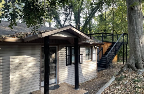 Church Street House | Cozy romantic Ranch house w/deck view - 10 mins from airport