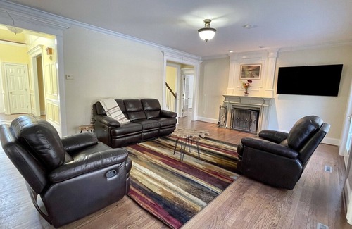 Avon House | Cozy Romantic Single Family Home - 5 mins from a State Park