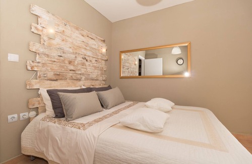 Neoi Epivates Apartment | Cozy Rooftop Apartment by the Sea