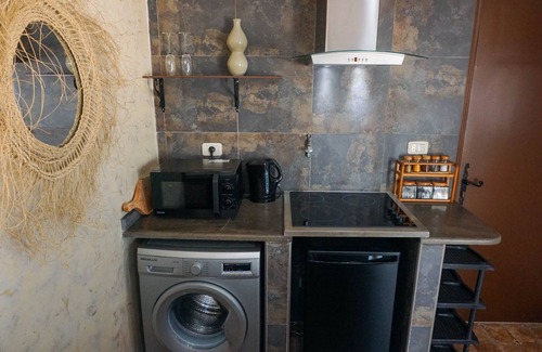 Cite El Habib Apartment | Cozy Rooftop Studio w/Amazing City Skyline Views Central to Downtown & Airport