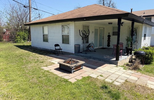 Midwest City House | Cozy Room apartment in a quiet neighborhood wt King Size bed, Wifi n' smart Tv