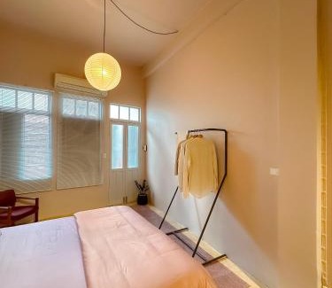 Talat Noi Bed & Breakfast | Cozy Room at The Coffee Store Charoenkrung