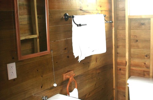 Unitedville Cabin | Cozy room in beautifull garden with AC, pool - close to ATM, CARACOL .
