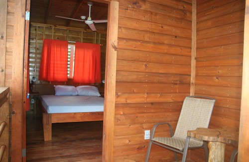 Unitedville Cabin | Cozy room in beautifull garden with AC, pool - close to ATM, CARACOL .