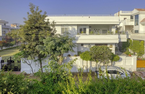 Paschim Vihar House | Cozy room in Jaipur amidst lush greens. Experience Indian Hospitality!