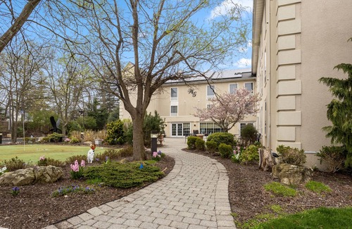 West Orange House | Cozy Room Near Turtle Back Zoo, Perfect Family Stay - Enjoy Outdoor Sun Terrace
