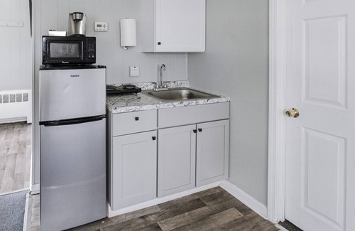 Riverview Apartment | Cozy Room + Private Bath and Wi-Fi in Brownstown
