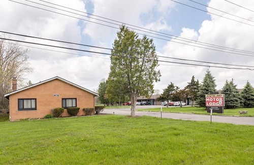 Riverview Apartment | Cozy Room + Private Bath and Wi-Fi in Brownstown