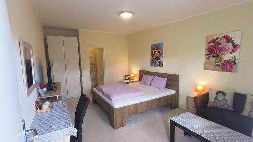 Vrakuna House | Cozy Room with garden in Bratislava
