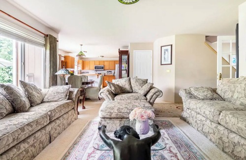 Holly House | Cozy Room with Heavenly Featherbed and Private Bath