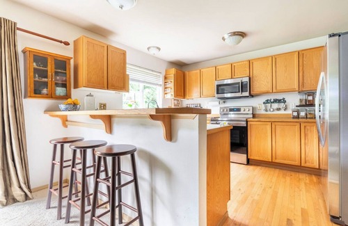 Holly House | Cozy Room with Heavenly Featherbed and Private Bath