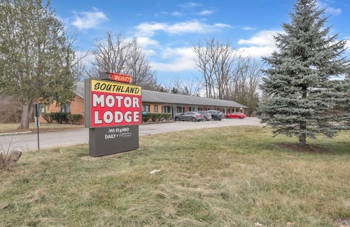 Riverview Apartment | Cozy Room with Private Bath in Brownstown