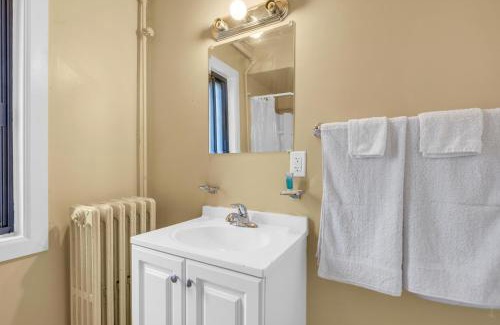 Riverview Apartment | Cozy Room with Private Bath in Brownstown