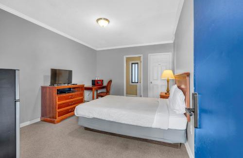 Riverview Apartment | Cozy Room with Private Bath in Brownstown
