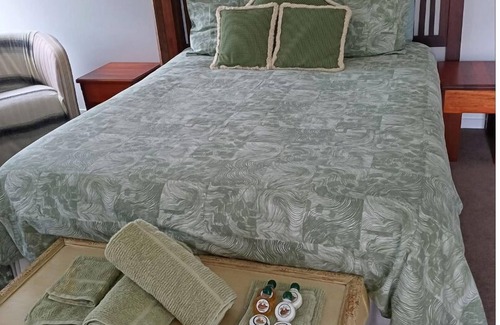 Atherton House | Cozy Room with Separate Entrance and Ensuit Bathroom