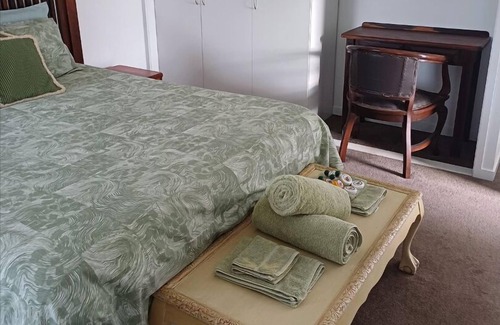 Atherton House | Cozy Room with Separate Entrance and Ensuit Bathroom