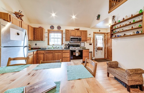 Town of Colchester Cabin | Cozy Roscoe Cabin w/Fire Pit & Balcony!