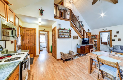 Town of Colchester Cabin | Cozy Roscoe Cabin w/Fire Pit & Balcony!