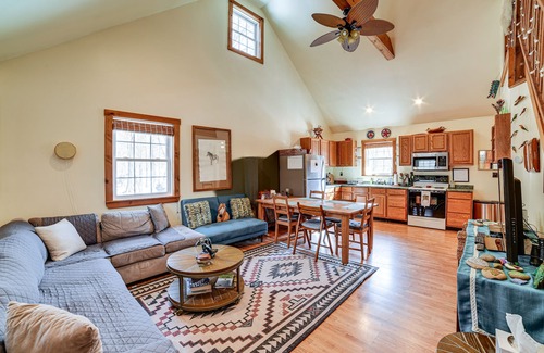 Town of Colchester Cabin | Cozy Roscoe Cabin w/Fire Pit & Balcony!