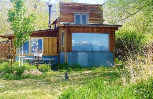 Cedarville Cabin | Cozy Rose Cabin in charming Surprise Valley with WiFi access