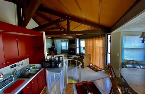 Seven Devils House | Cozy round house with serene mountain view