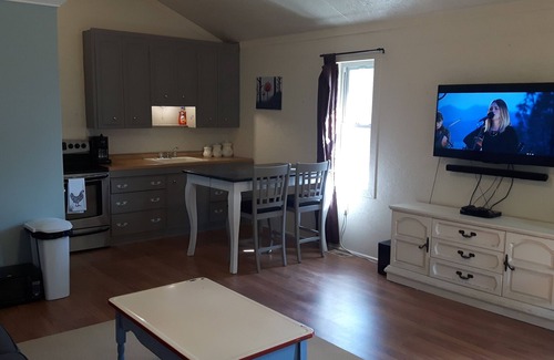 Palmerston House | Cozy Rural 2 Bedroom Loft Guesthouse!
