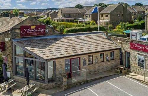 Cartworth Ski Chalet | Cozy rural lodge, amazing views close to Holmfirth