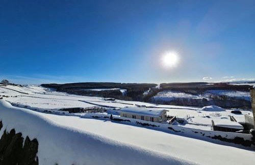 Cartworth Ski Chalet | Cozy rural lodge, amazing views close to Holmfirth