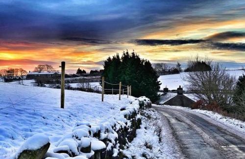Cartworth Ski Chalet | Cozy rural lodge, amazing views close to Holmfirth