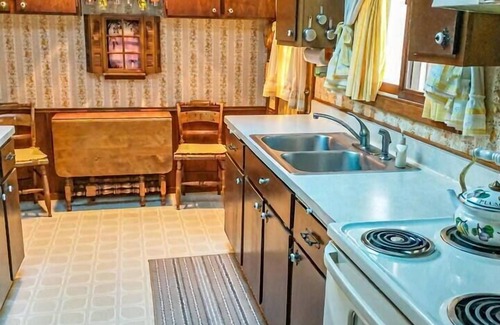 Green Lake House | Cozy & Rustic 2 Bedroom Retreat