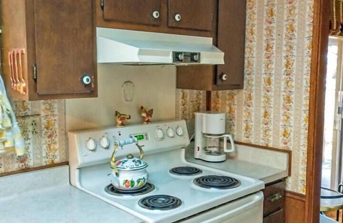 Green Lake House | Cozy & Rustic 2 Bedroom Retreat