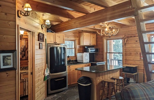 Old Mission House | Cozy rustic cabin on Prescott Lake - Minutes away from world renowned vineyards