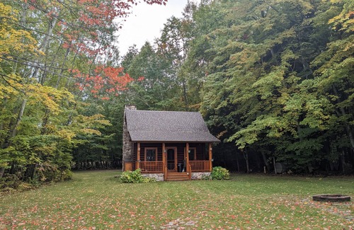 Old Mission House | Cozy rustic cabin on Prescott Lake - Minutes away from world renowned vineyards