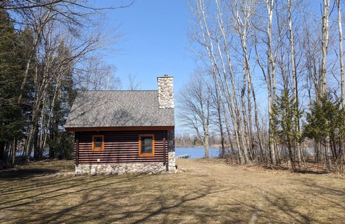 Old Mission House | Cozy rustic cabin on Prescott Lake - Minutes away from world renowned vineyards