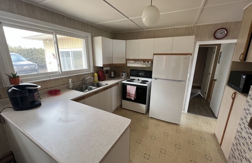 Valentia House | Cozy Rustic Charm: Your Perfect Lakeside Cottage Getaway