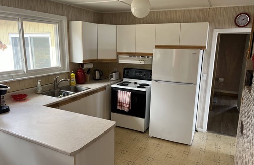Valentia House | Cozy Rustic Charm: Your Perfect Lakeside Cottage Getaway