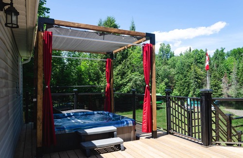 Baddow Cottage | Cozy Rustic Cottage! Hot Tub, River, Fireplace, Kayaks, Tons of Games & Movies