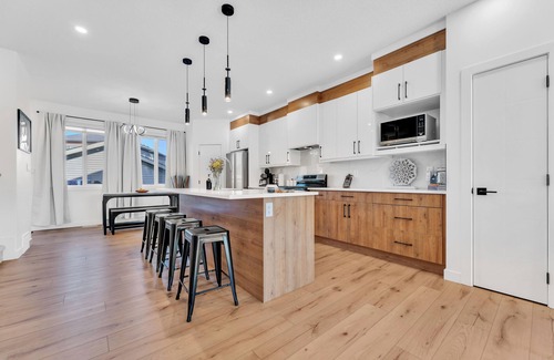 Beaumont House | Cozy Rustic House(pet friendly/garage/backyard)