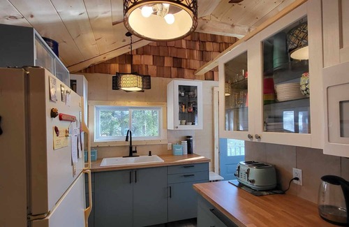 Magnetawan Cottage | Cozy rustic quiet Lakefront Cottage. Excellent fishing to catch the big one.