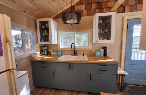 Magnetawan Cottage | Cozy rustic quiet Lakefront Cottage. Excellent fishing to catch the big one.