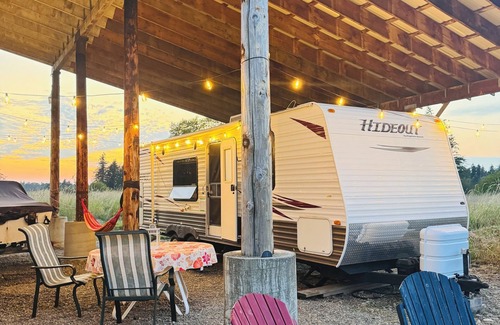 Custer House | Cozy RV Camping close to the border & Birch Bay on our farm under starlit skies!