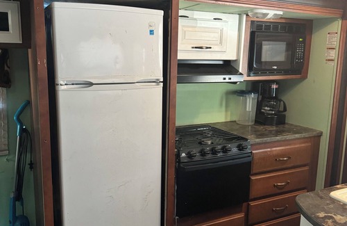 Jacksonville House | Cozy RV in Wonderful Jacksonville with WiFi, AC, near shopping, zoo, airport.
