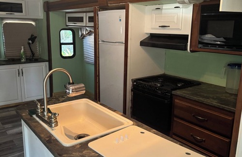 Jacksonville House | Cozy RV in Wonderful Jacksonville with WiFi, AC, near shopping, zoo, airport.