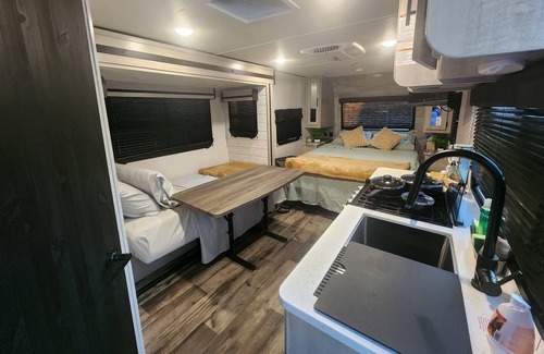 Margate House | Cozy RV Located in a safe neighborhood, in a gated big yard of a quiet home.