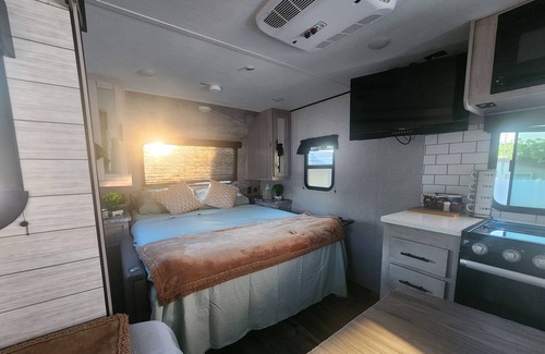 Margate House | Cozy RV Located in a safe neighborhood, in a gated big yard of a quiet home.