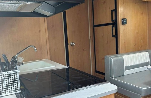 Madison House | Cozy RV sleeps 4, WiFi, fitness room in wonderful Madison