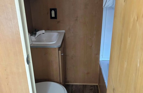 Madison House | Cozy RV sleeps 4, WiFi, fitness room in wonderful Madison