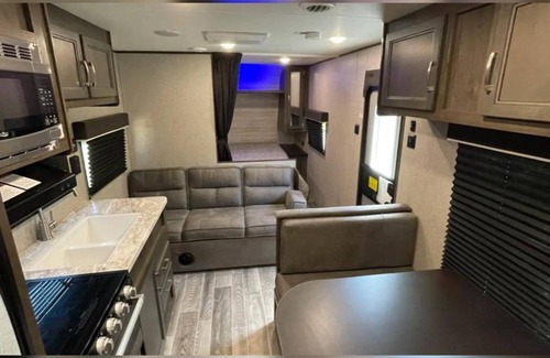 Kempner House | Cozy RV with 1 bedroom and bunk and AC, WiFi in relaxing Kempner