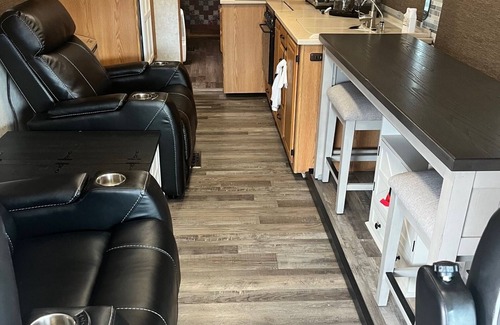 Gulf Hills House | Cozy RV with AC located in Ocean Springs - Biloxi Casinos nearby.
