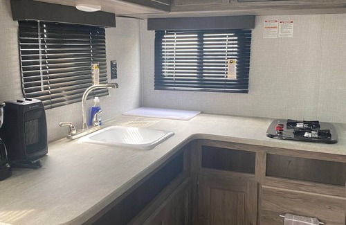 Jordan Valley House | Cozy RV1 with WiFi and AC near Owyhee Reservoir, Leslie's gulch, Three Forks.
